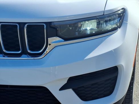 Used 2023 Jeep Grand Cherokee Laredo X image 8