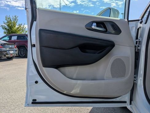 Used 2022 Chrysler Pacifica Touring-L w/ Uconnect Theater Family Group FWD image 11
