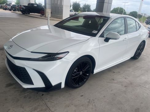 Used 2025 Toyota Camry SE image 1