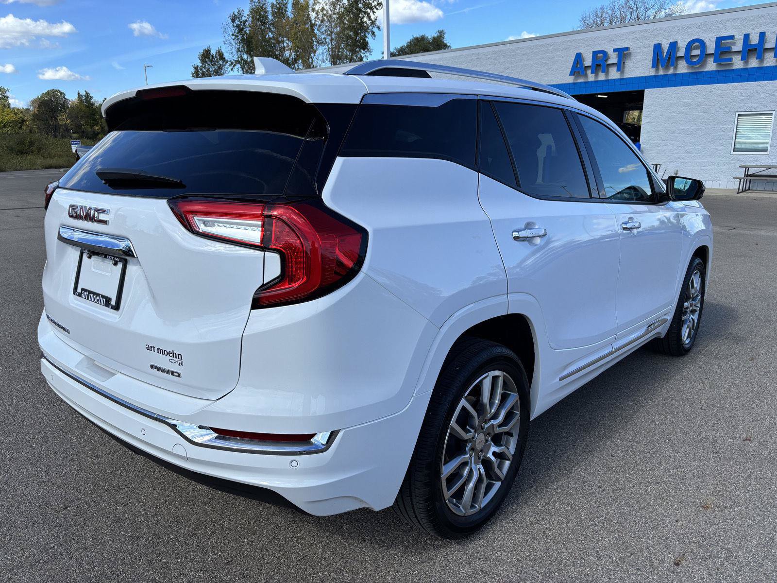 Used 2022 GMC Terrain Denali w/ Denali Premium Package AWD/4WD image 3