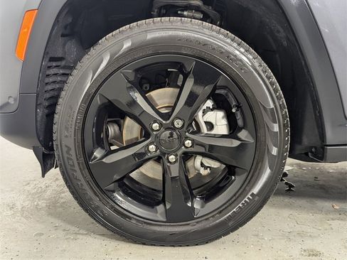 Used 2025 Jeep Grand Cherokee Limited w/ Luxury Tech Group II image 9