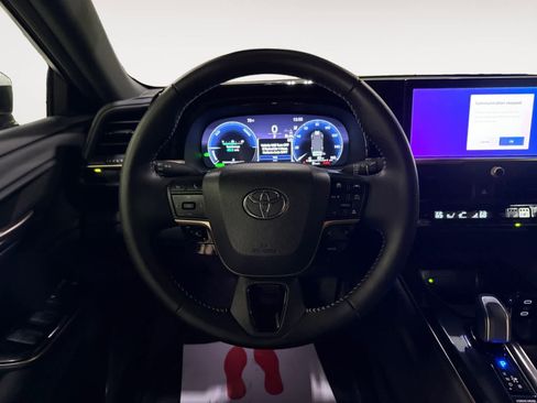 Used 2025 Toyota Crown XLE image 16