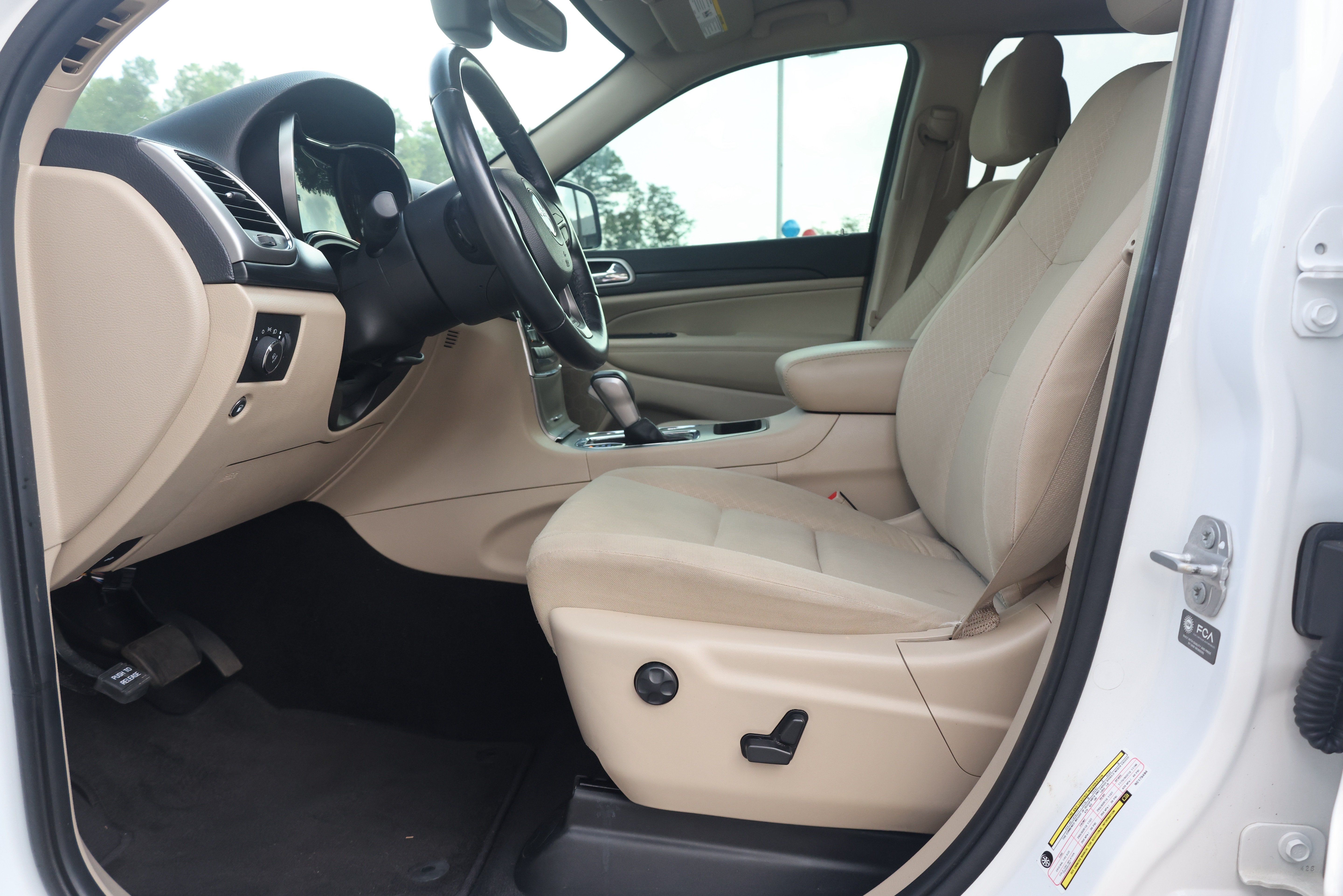 Used 2022 Jeep Grand Cherokee Laredo E AWD/4WD image 21