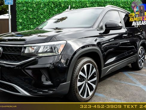 Used 2023 Volkswagen Taos SE w/ Panoramic Sunroof Package FWD image 2