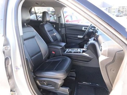 Used 2024 Ford Explorer XLT w/ Equipment Group 202A AWD/4WD image 27