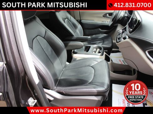 Used 2022 Chrysler Pacifica Touring-L image 19