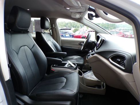 Used 2022 Chrysler Pacifica Touring-L FWD image 15