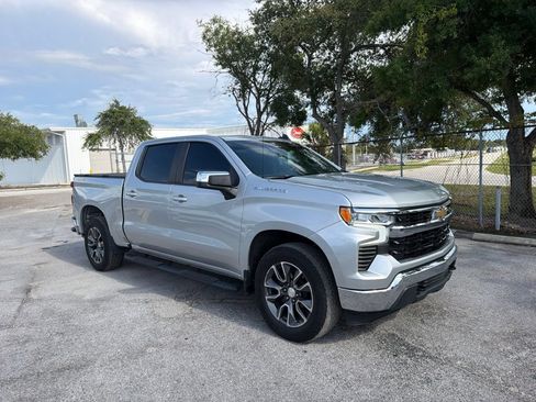 Used 2022 Chevrolet Silverado 1500 LT AWD/4WD image 3