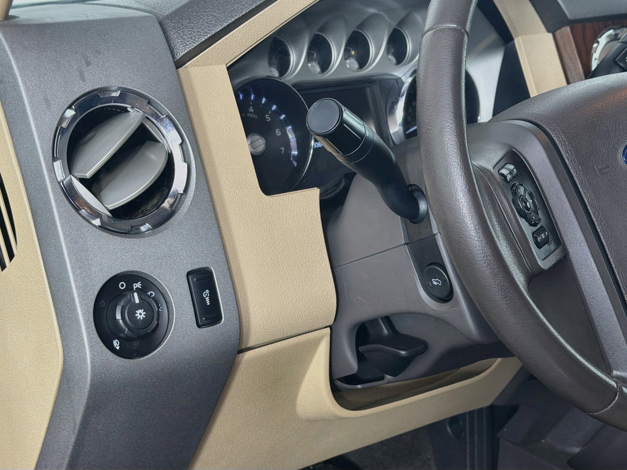 Used 2012 Ford F250 Lariat w/ Lariat Interior Pkg RWD image 16