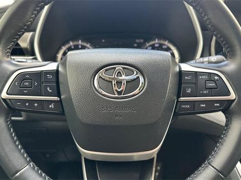 Used 2022 Toyota Highlander XLE image 25