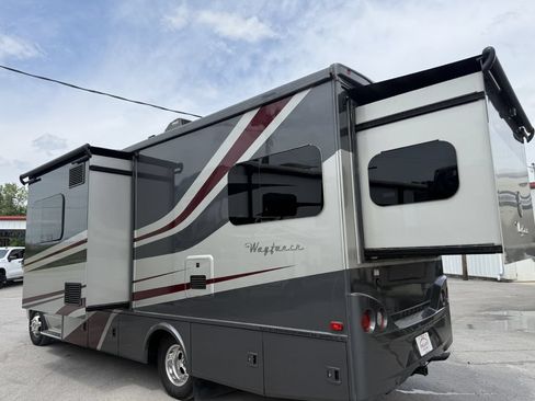 Used 2018 Mercedes-Benz Sprinter 3500 image 32