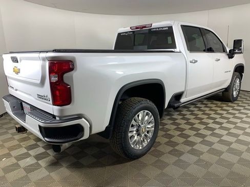 Used 2023 Chevrolet Silverado 2500 High Country w/ Z71 Off-Road Package AWD/4WD image 4