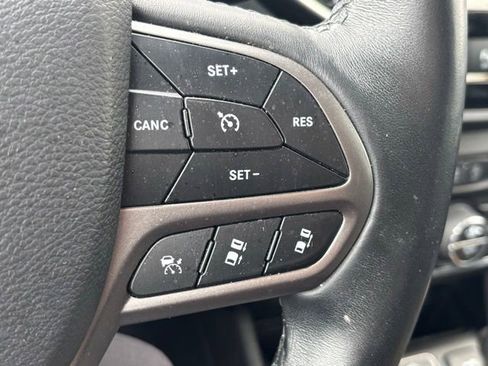 Used 2019 Jeep Cherokee Overland w/ Technology Group AWD/4WD image 9
