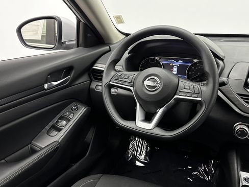 Used 2025 Nissan Altima 2.5 SV image 25