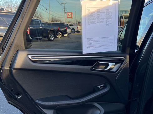 Used 2022 Porsche Macan image 11