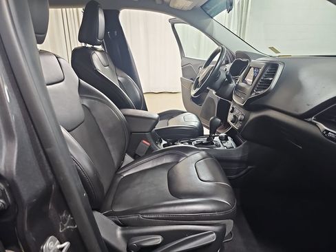 Used 2020 Jeep Cherokee Latitude Plus AWD/4WD image 13