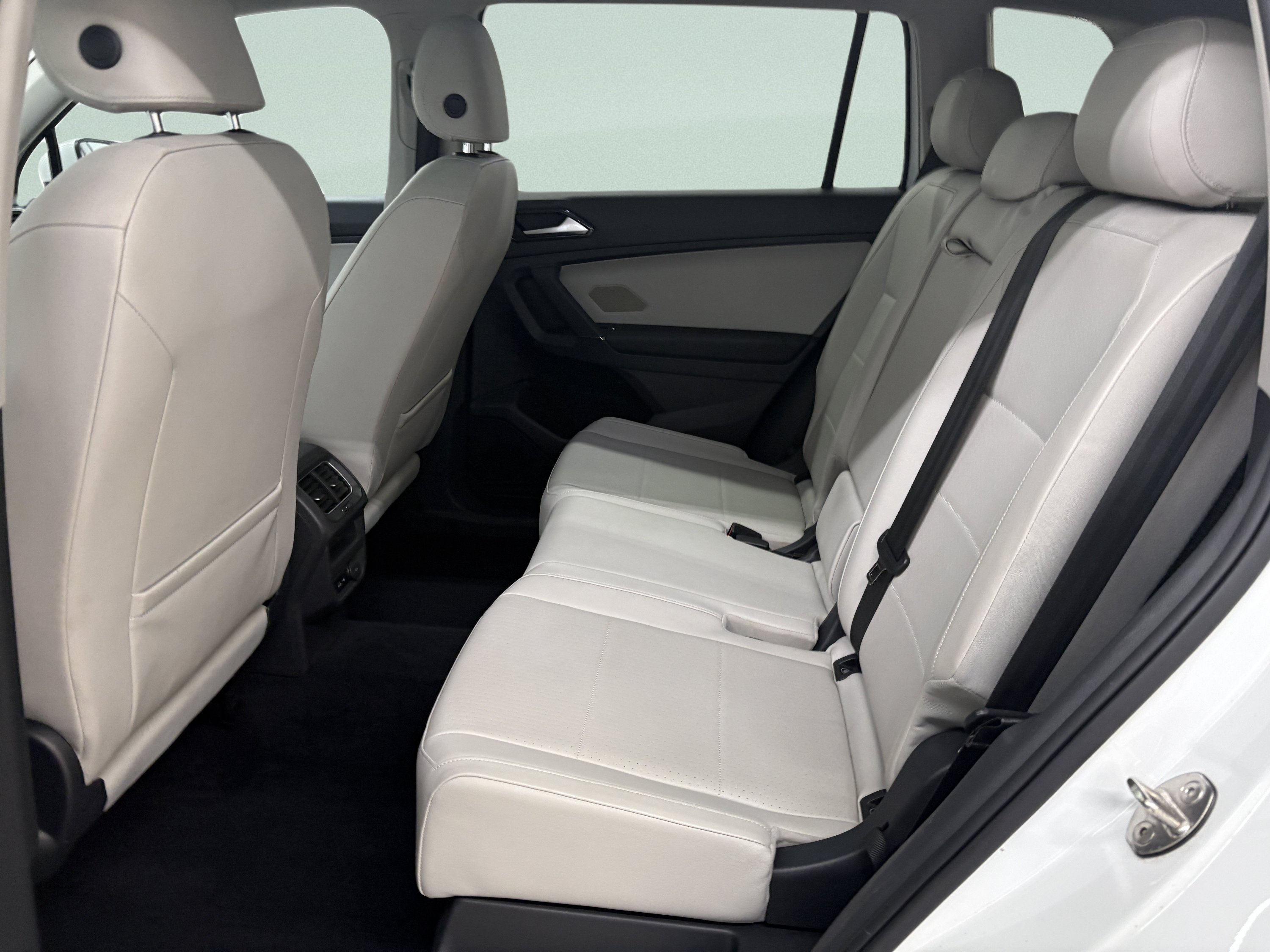 Used 2018 Volkswagen Tiguan SEL AWD/4WD image 13