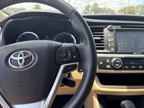 Used 2015 Toyota Highlander Limited w/ Driver Technology Package FWD image 14