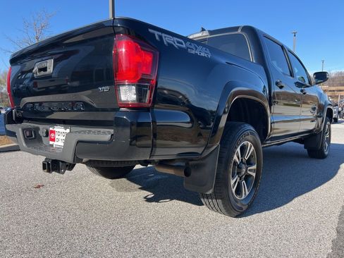 Used 2018 Toyota Tacoma TRD Sport image 3
