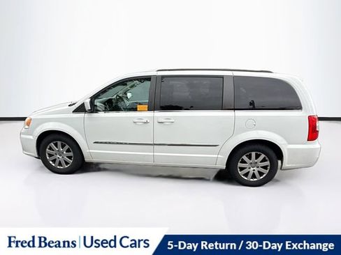 Used 2014 Chrysler Town & Country Touring FWD image 4