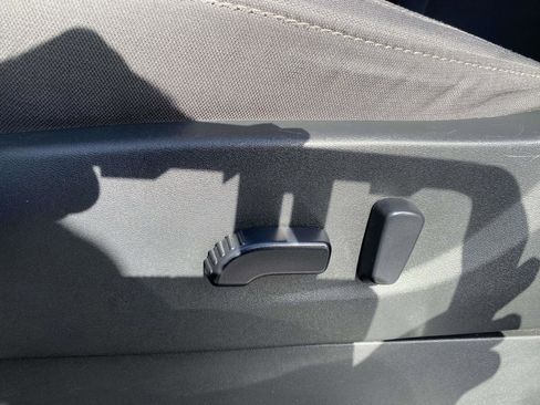 Used 2024 Nissan Frontier SV image 16