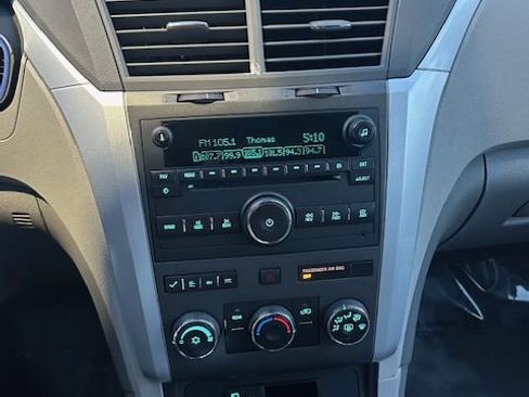 Used 2011 Chevrolet Traverse LT image 17