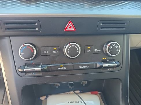 Used 2023 Kia Carnival LX image 21