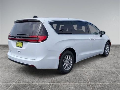 New 2027 Chrysler Pacifica Select FWD image 5