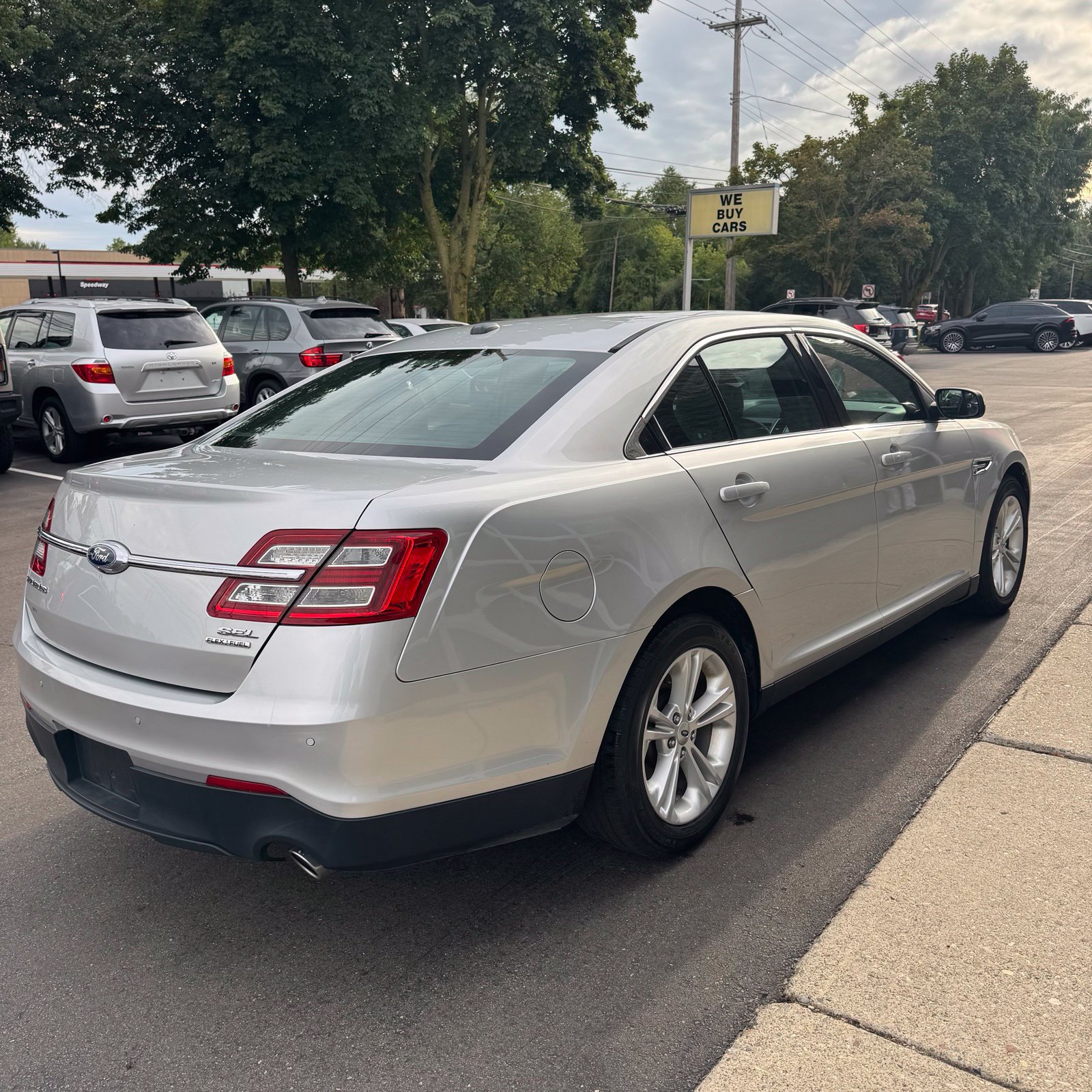 Used 2015 Ford Taurus SEL FWD image 5