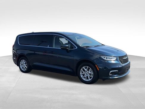 Used 2023 Chrysler Pacifica Touring-L FWD image 2