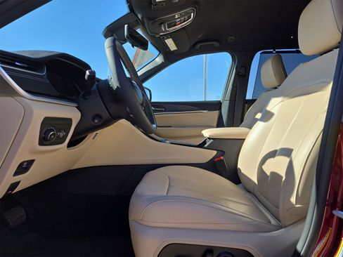 Used 2024 Jeep Grand Cherokee Limited w/ Luxury Tech Group II image 16