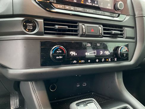 Used 2025 Nissan Pathfinder S image 23