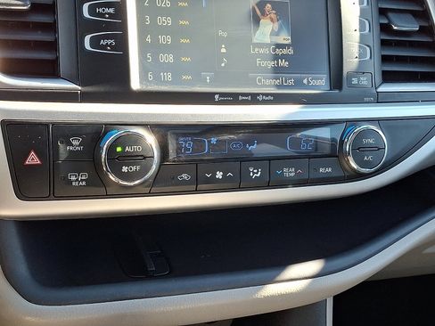 Used 2017 Toyota Highlander XLE image 14