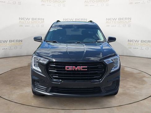 Used 2024 GMC Terrain SLE w/ Driver Convenience Package FWD image 8