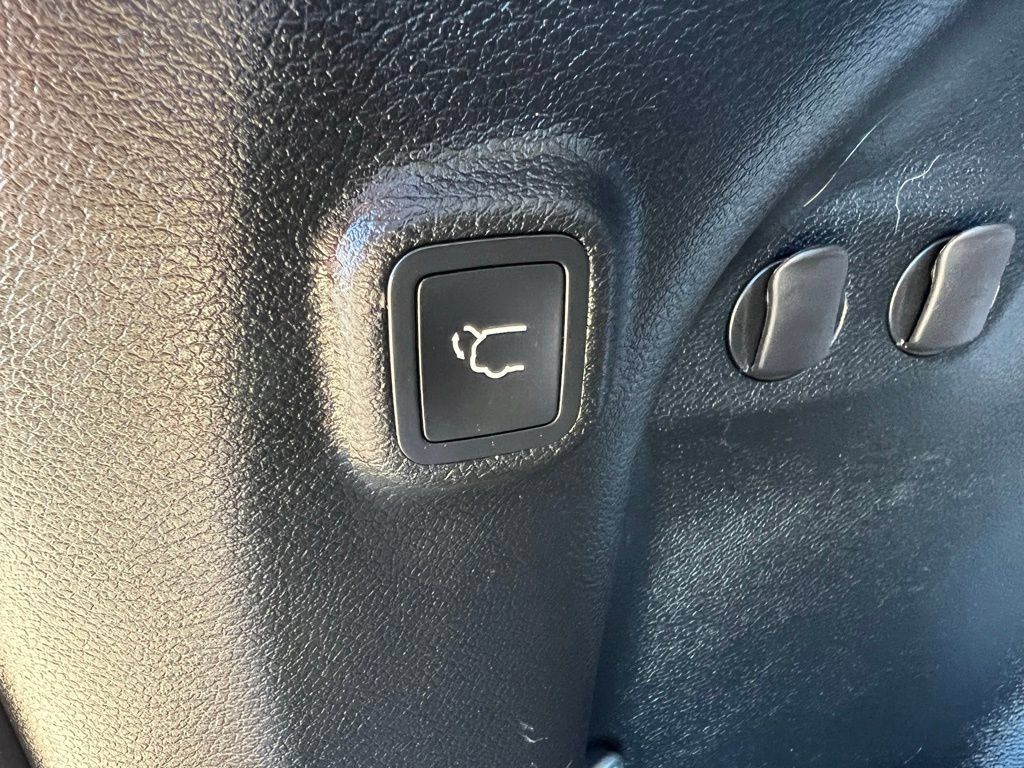 Used 2022 Jeep Cherokee Limited w/ Mopar Interior Package AWD/4WD image 20