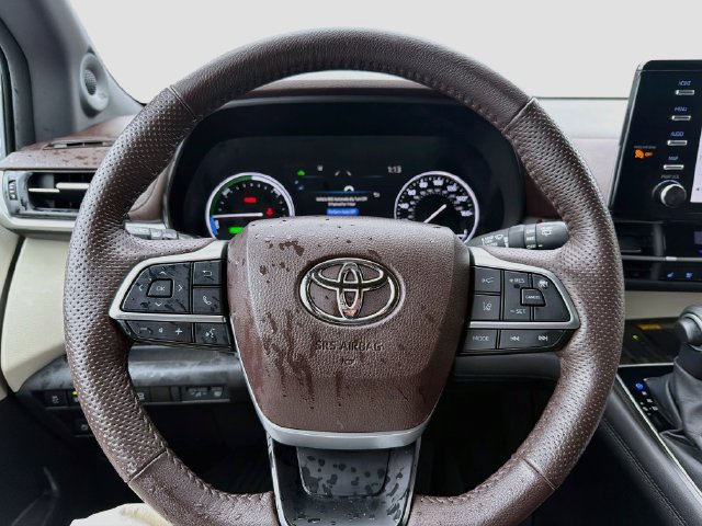 Used 2024 Toyota Sienna Platinum AWD/4WD image 11