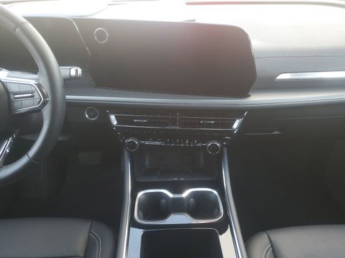 Used 2025 Chevrolet Traverse LT FWD image 9