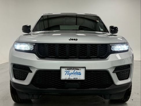 Used 2023 Jeep Grand Cherokee Altitude image 7