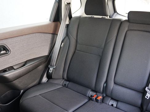 Used 2023 Nissan Rogue S image 15