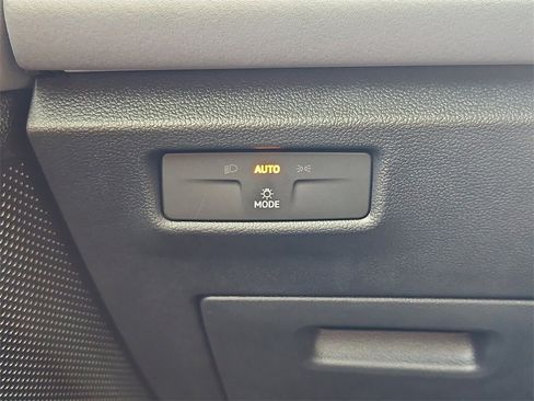 New 2025 Volkswagen Tiguan SE image 8