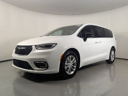 New 2026 Chrysler Pacifica Select FWD image 3