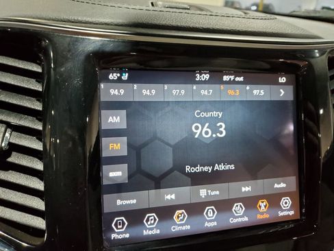 Used 2020 Jeep Cherokee Limited w/ Luxury Group FWD image 30