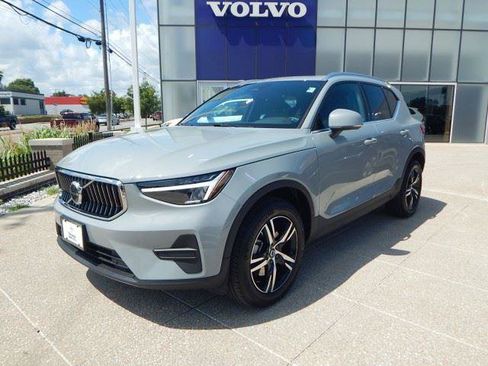 Used 2025 Volvo XC40 B5 Core AWD/4WD image 2