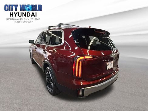 Used 2024 Kia Telluride EX w/ EX Captain's Chair Package image 3