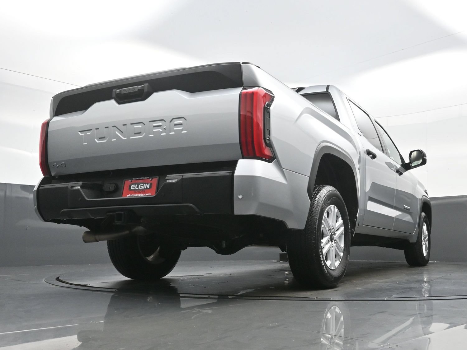 Used 2025 Toyota Tundra SR5 w/ SR5 Convenience Package AWD/4WD image 32