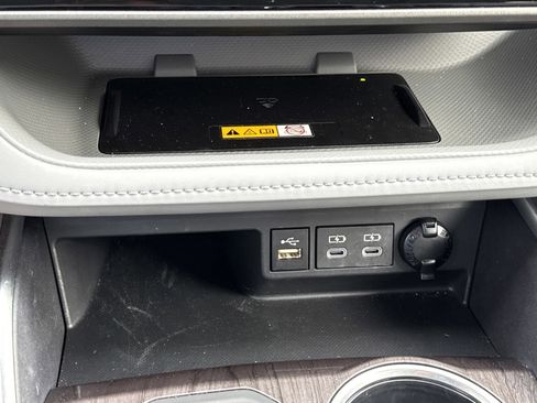 Used 2024 Toyota Highlander Limited image 30