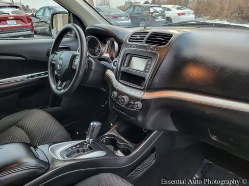 Used 2018 Dodge Journey SE image 30