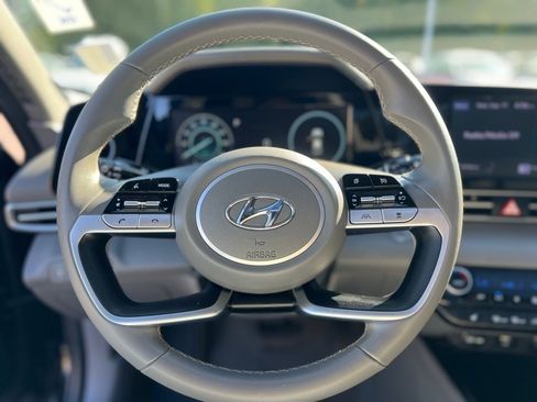 Used 2022 Hyundai Elantra SEL w/ Convenience + Premium Package image 16