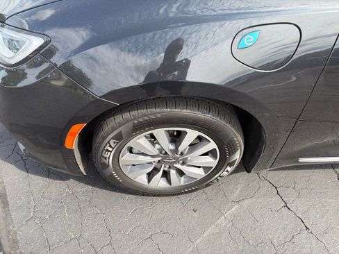 Used 2023 Chrysler Pacifica Limited FWD image 9