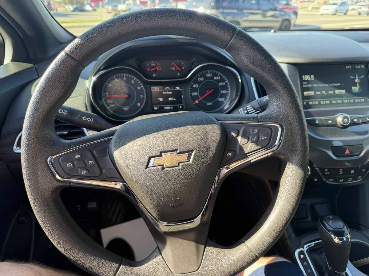 Used 2018 Chevrolet Cruze LT w/ Convenience Package FWD image 24